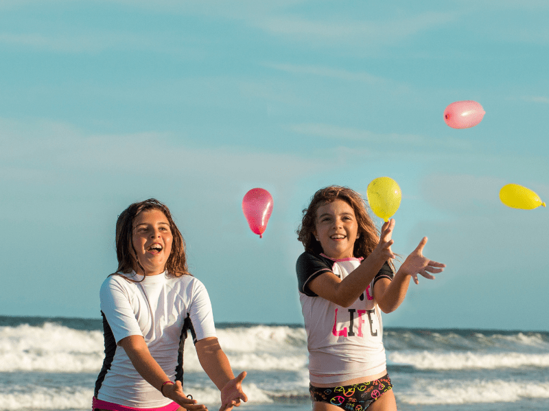 Deux jeunes filles qui s'amusent sur une plage à Barcelone durant leurs vacances du printemps