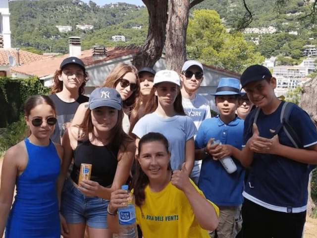 Groupe de jeunes en colonie de vacances à Barcelone ce printemps