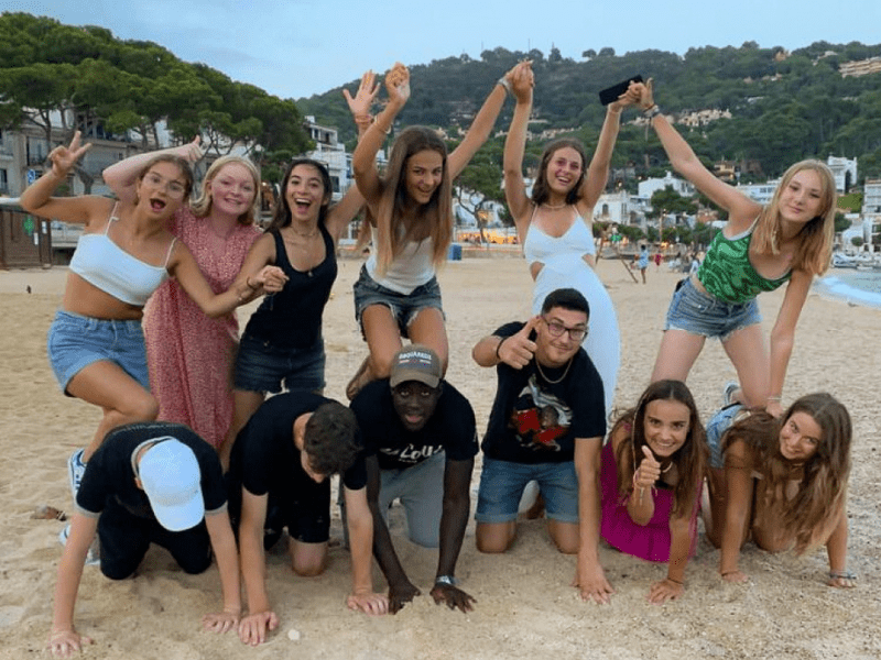 Groupe de jeunes en colonie de vacances à Barcelone ce printemps
