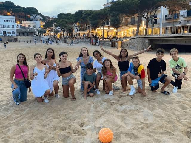 Groupe de jeunes en colo de vacances à Barcelone ce printemps 