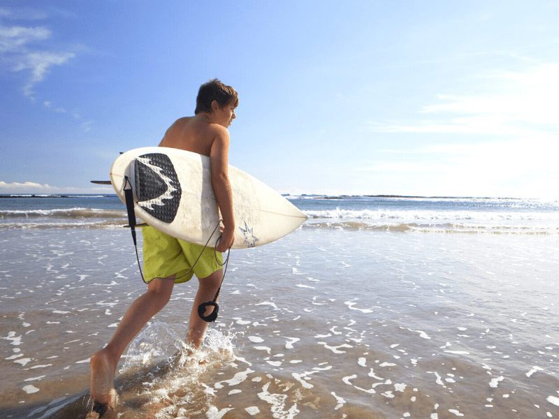 Jeune garçon en colonie de vacances surf cet été à Mimizan