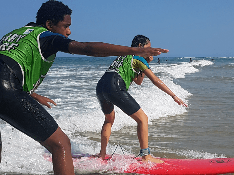 Pré ados qui apprennent le surf en colo de vacances à Mimizan cet été 