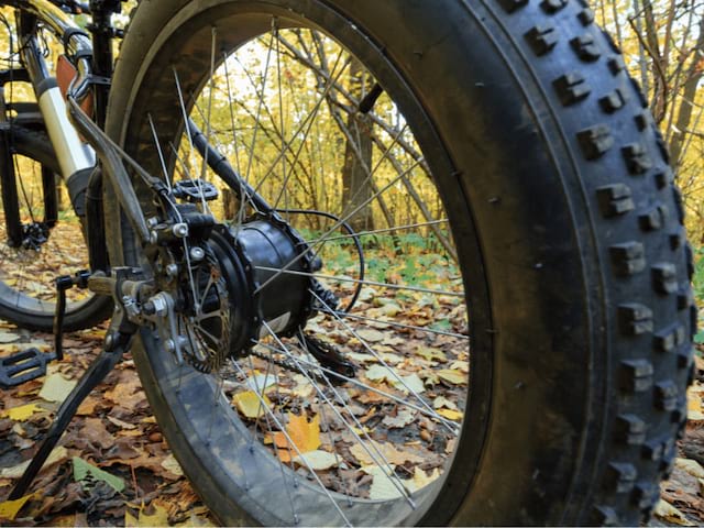 Activité FatBike, vélo, en colonie de vacances en Auvergne pendant les vacances d 'été à la montagne