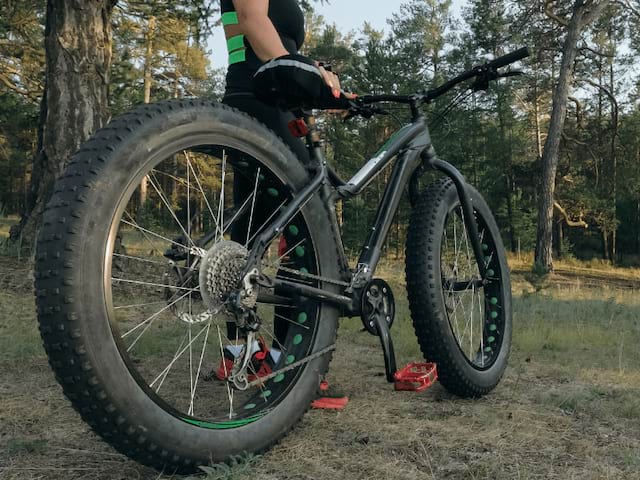 fatbike en colonie de vacances durant les vacances d'été à la montagne