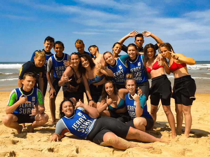 Groupe d'ados sur la plage en colo de vacances dans le Sud de la France au pays Basque cet été 