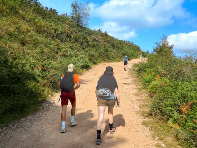 Randonnée en colo de vacances dans le pays Basque cet été 