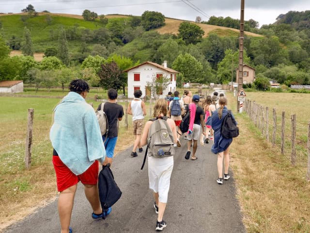 Randonnée en colo de vacances dans le pays Basque cet été 