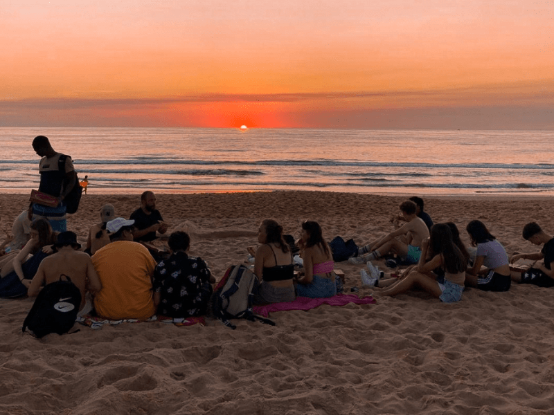 Groupe d'ados en colo de vacances en Occitanie qui profite de leur colo sur la plage