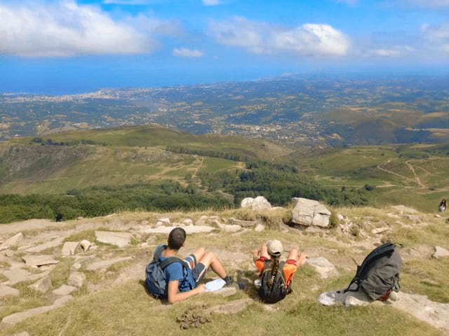 Randonnée en colo de vacances dans le pays Basque cet été 