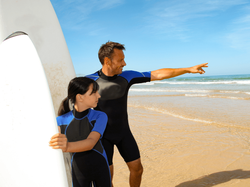 Activité surf en colo de vacances dans le Sud de la France dans le Pays Basque cet été