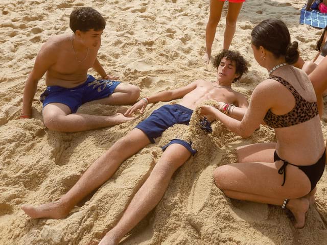 Groupe d'ados qui s'amuse sur la plage dans le Sud de la France cet été en colo