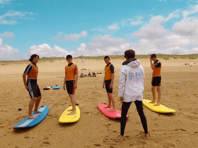 Activité surf en colo de vacances dans le Sud de la France dans le Pays Basque cet été