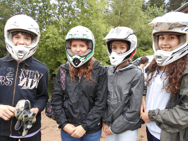 Groupe d'ados, filles et garçons en colonie de vacances Quad et Moto à Mont Joyeux cet été