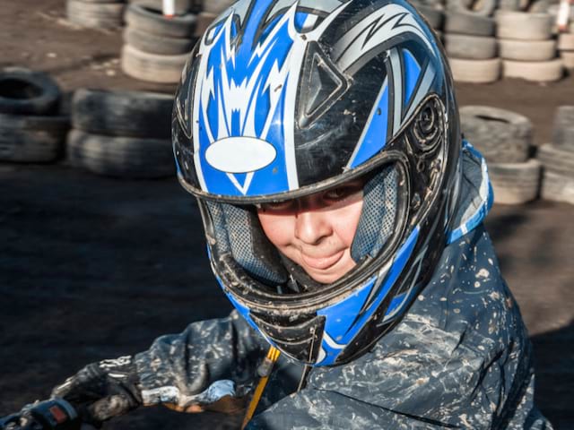 Jeune pré ado en colonie de vacances qui s'amuse durant l'activité quad et moto à Mont Joyeux