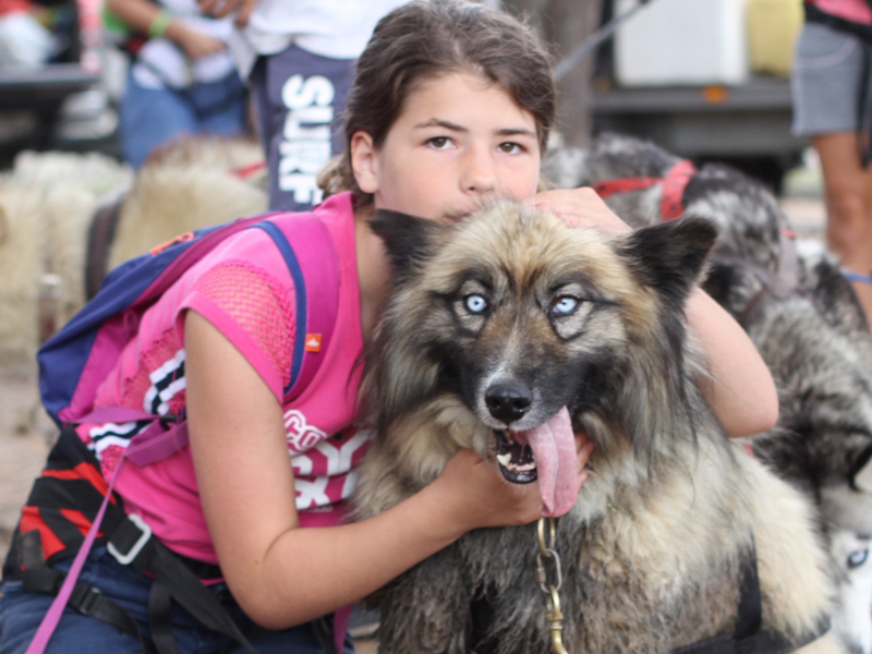 Jeune fille avec son chien en colonie de vacances Ete durant l'activité Cani Rando