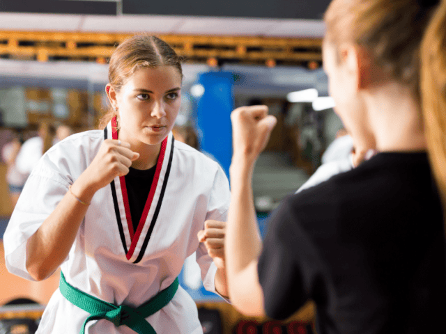 Deux jeunes filles en stage demi-pension sports de combat cet été à Yssingeaux