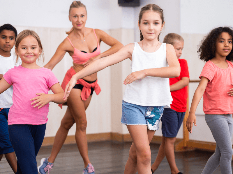 Séance d'aerobic en colonie de vacances cet été avec des enfants de 10 à 12 ans