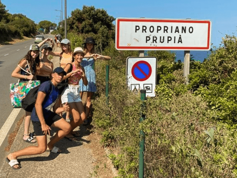 Les jeunes partis en colo de vacances cet été prennent la pose devant le panneau de Propriano en Corse