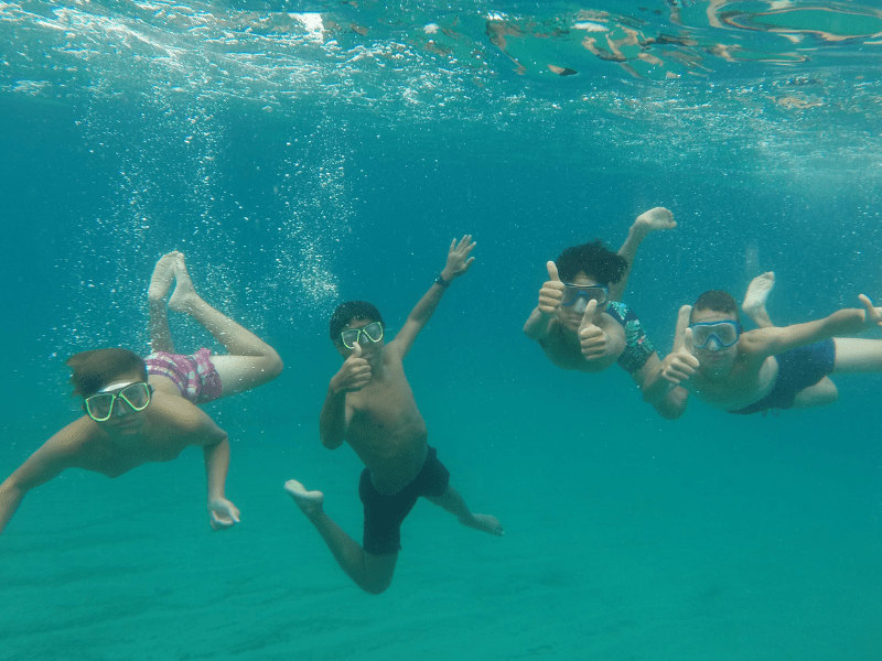 Jeunes en colo de vacances Beauté Corse qui se baignent