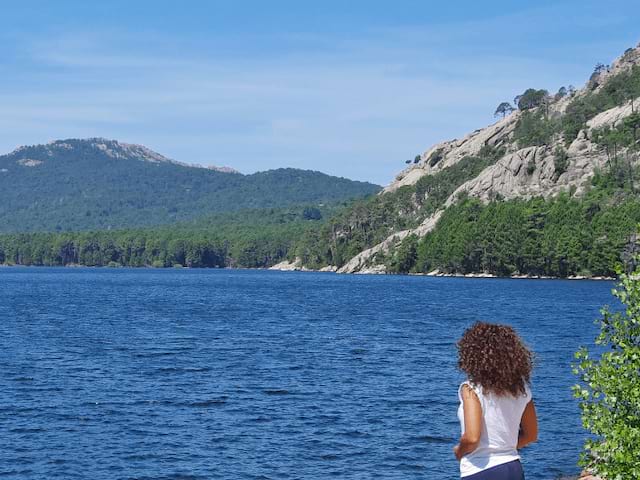 Paysage corse près des Aiguilles de Bavella où les jeunes partent en rando durant leur colo de vacances cet été