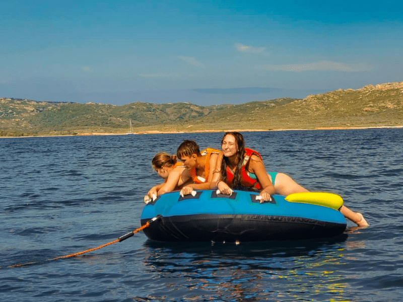 Activité bouée tractée en colonie de vacances Beauté Corse de cet été pour les ados de 14-17 ans