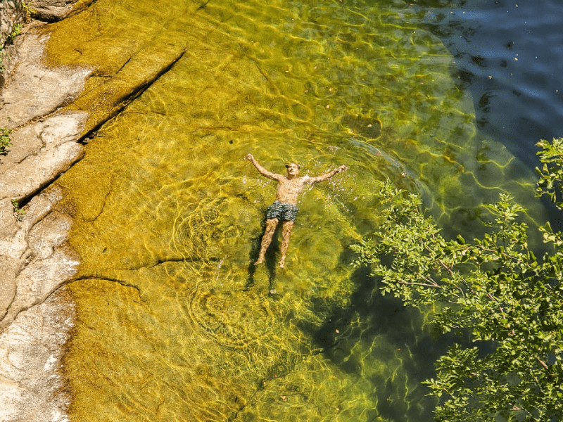 Ado qui se baigne en rivière durant sa colo de vacances Beauté Corse de l'été