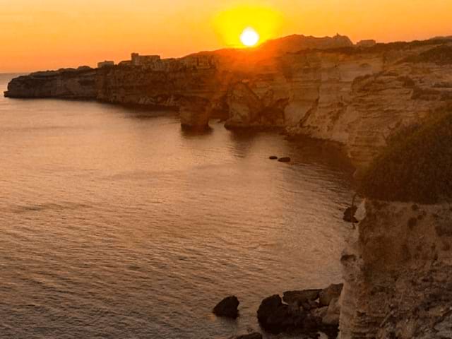 Couché de soleil observé par les jeunes en colonie de vacances en Corse cet été