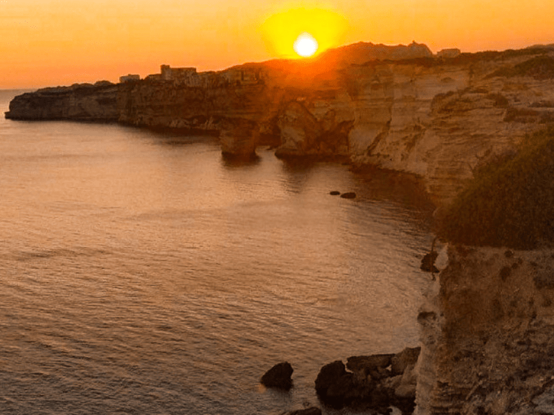 Couché de soleil observé par les jeunes en colonie de vacances en Corse cet été