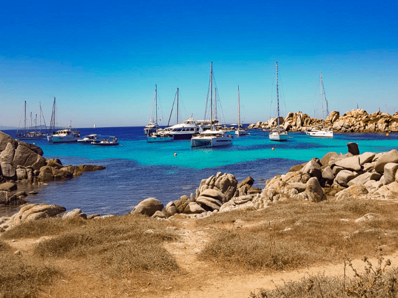 Paysage avec vue sur la mer en Corse durant la colo La Belle Corse pour les 14 -17 ans