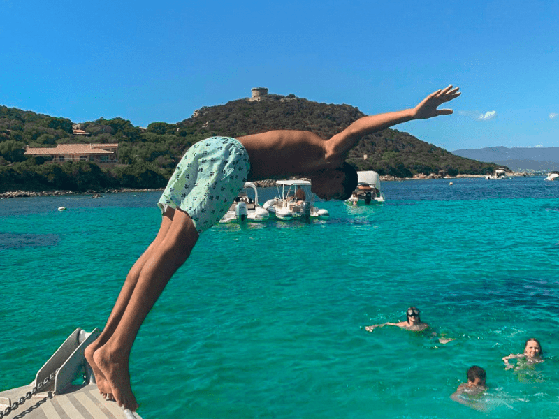 Jeune ado en colo de vacances en Corse cet été qui plonge 