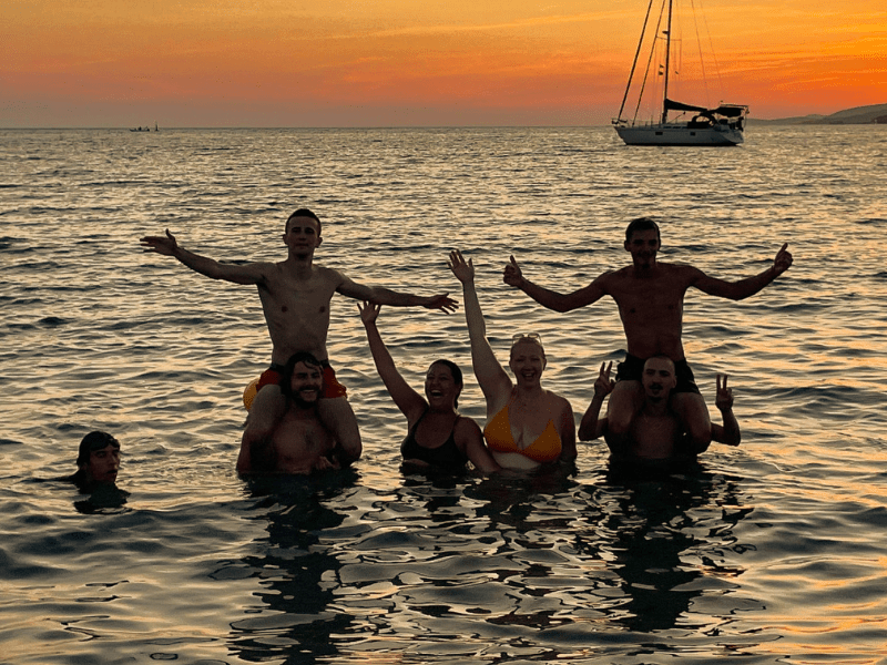 Jeunes qui s'amusent dans la mer en colo de vacances en Corse cet été