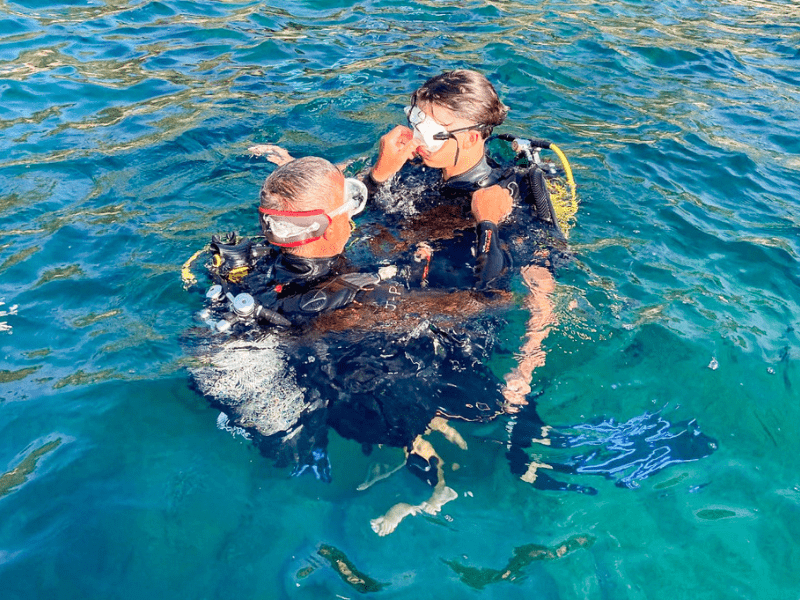Activité plongée en colo de vacances La Belle Corse de cet été où une jeune ado fait son baptême de plongée