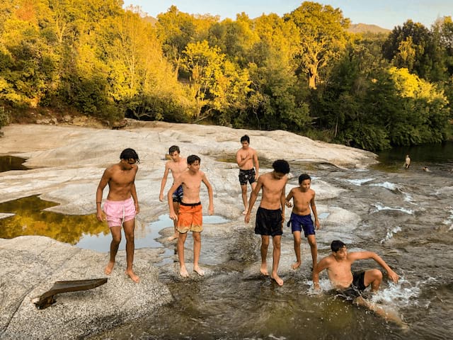 Activité baignade en rivière lors de la colo de vacances La Belle Corse ouverte aux ados de 14-17 ans