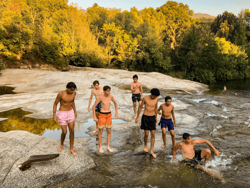 Activité baignade en rivière lors de la colo de vacances La Belle Corse ouverte aux ados de 14-17 ans