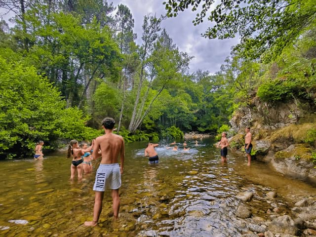 Activité baignade en rivière lors de la colo de vacances La Belle Corse ouverte aux ados de 14-17 ans