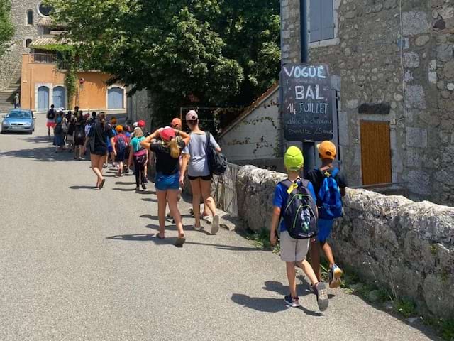 Groupe de jeunes qui se rendent vers leur lieu d'activité en colo scientifique cet été