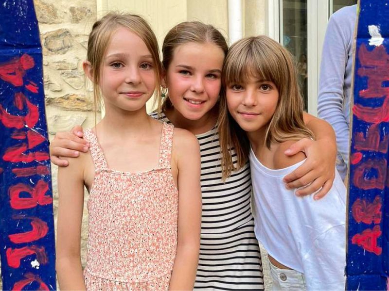 Trois jeunes en colonie de vacances Equitation en Ardèche