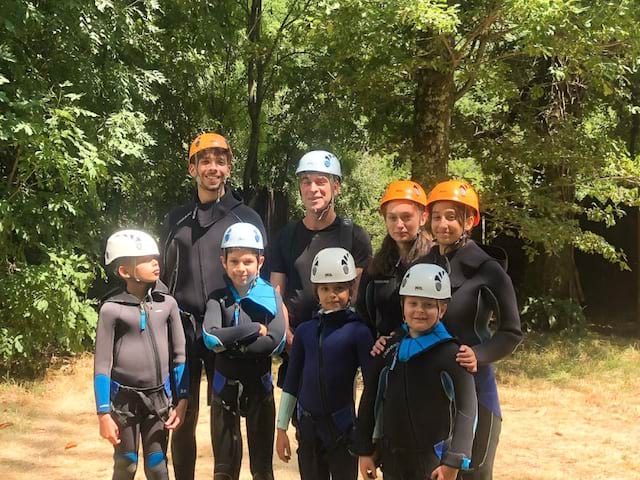 Jeunes enfants qui profitent de leur colo de vacances cet été en Ardèche