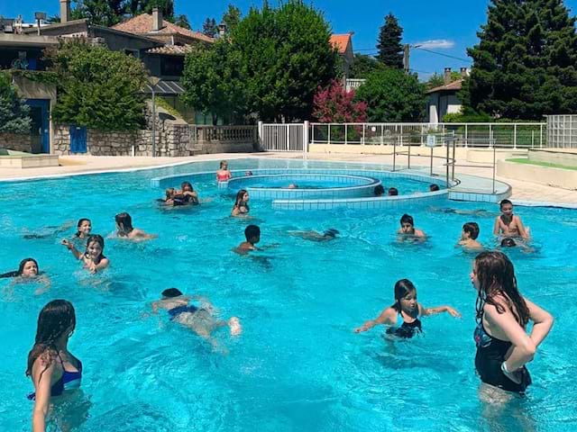 Piscine en colonie de vacances estivale cet été