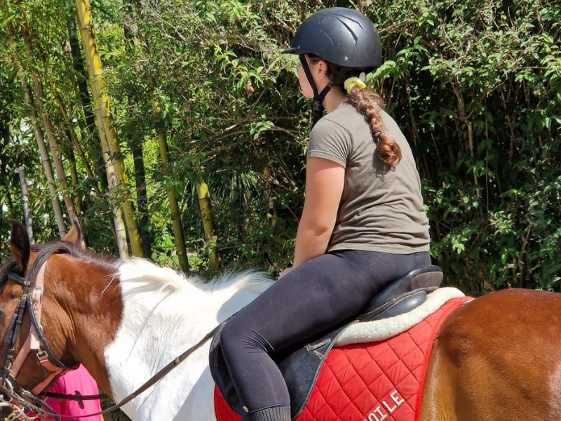 Session équitation cet été en colo de vacances en Ardèche pour les cavaliers