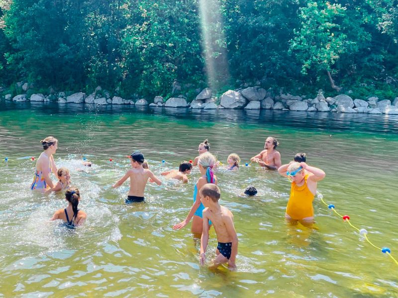 Baignades en rivière en colo de vacances multi activités et scientifiques cet été en Ardèche
