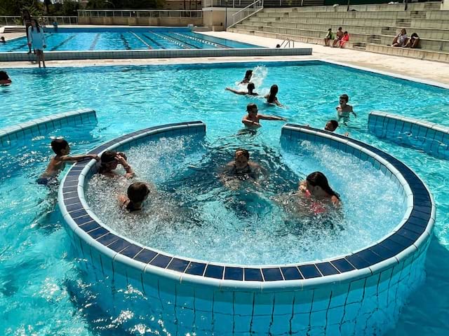 Piscine à Aubenas où les jeunes en colo de vacances ont bien pu profiter