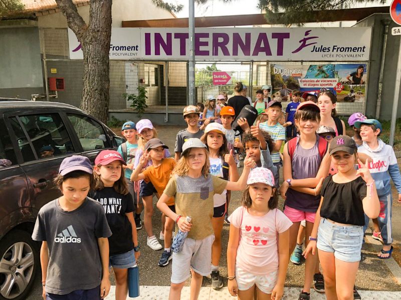 Groupe d'enfants en colo de vacances au centre Jules Froment en Ardèche