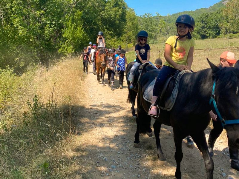 Sessions équitation en colo de vacances à Aubenas