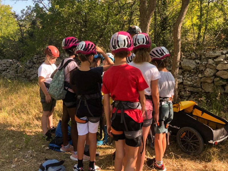 Groupe de jeunes en colo de vacances multi activités en Ardèche cet été
