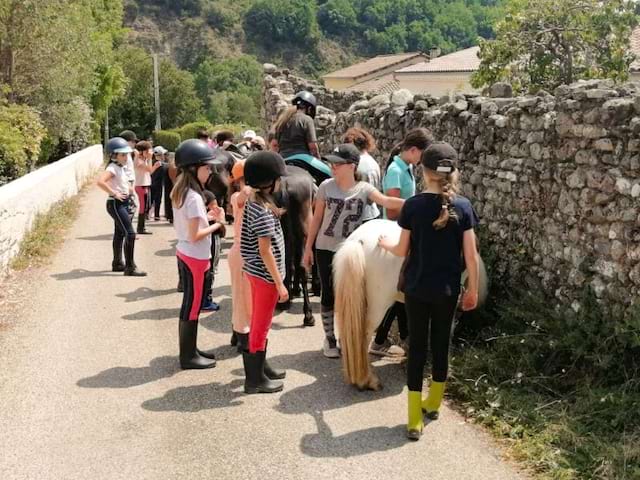 Groupe de jeunes qui font de l'équitation en colo de vacances cet été