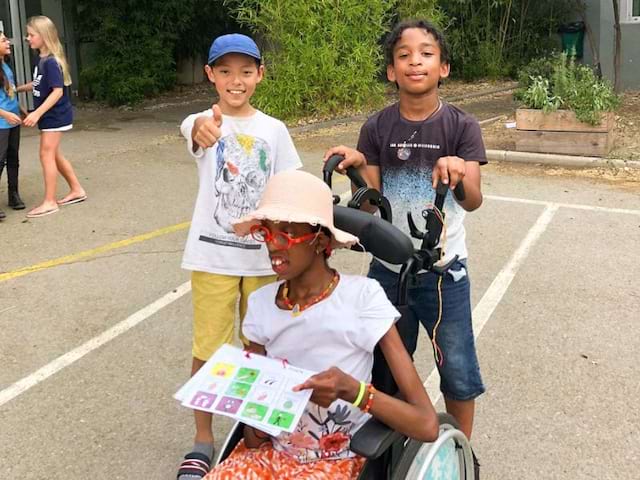 2 jeunes en colo de vacances cet été en Ardèche qui profite de leur colo