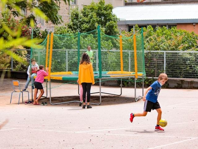 Jeunes enfants qui s'amusent dans la cour de récréation cet été