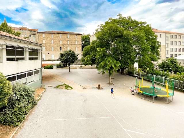 Vue sur le centre Jules Froment à Aubenas qui accueille des jeunes en colo de vacances