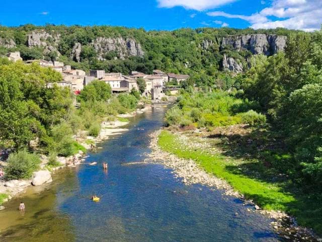 Paysage ardechois en colo de vacances cet été à Aubenas